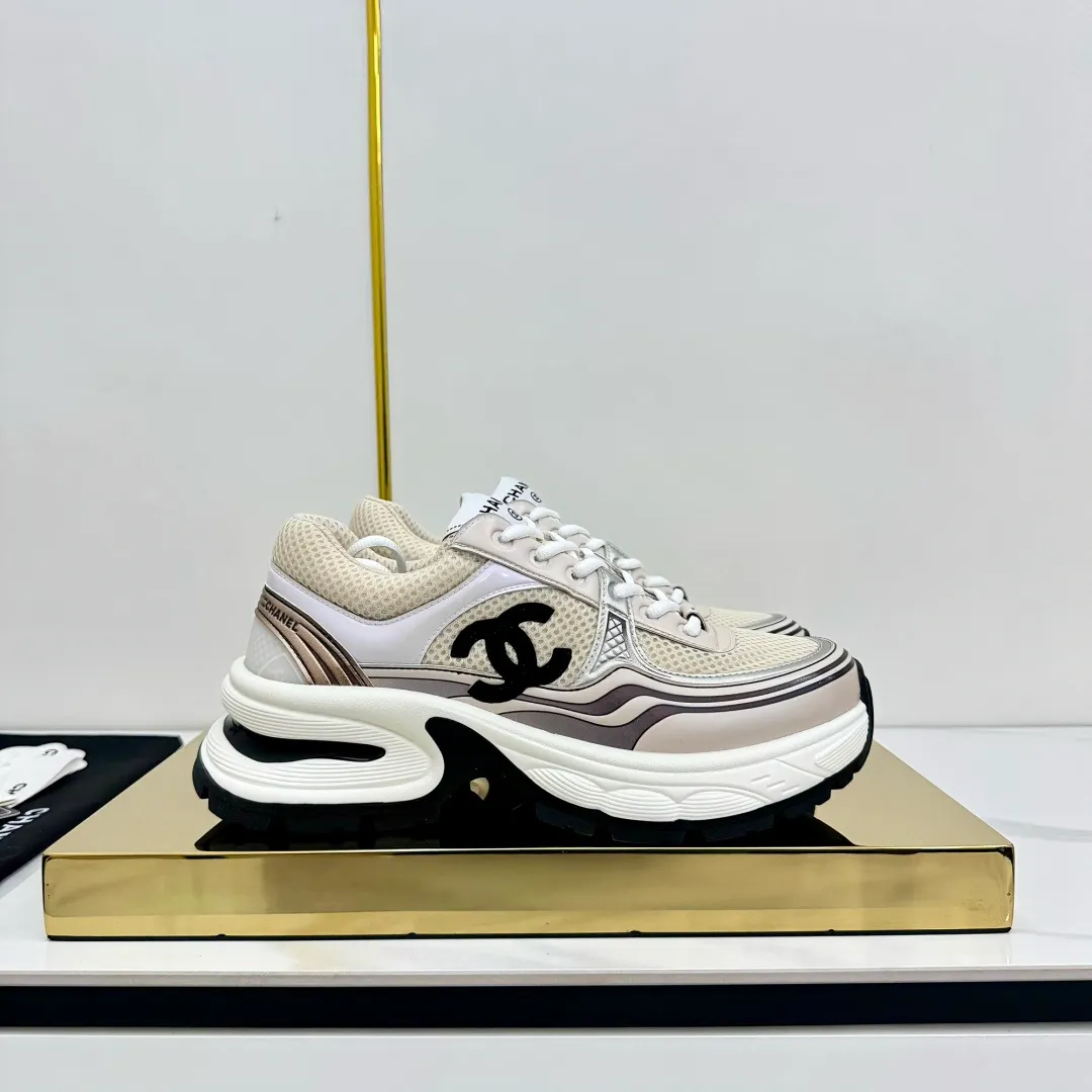 👟👟Ex-factory price 680👟👟 Upgraded version, upgraded version, upgraded version! No rebuttal accepted! ! ! ! Chanel Chanel panda shoes! 2025 counter's top casual sports shoes. This classic design; the upper is electro-embroidered with a variety of techniques; the outsole is fashionable and sporty; the unusual inclusion of a variety of color matching elements... The diversified mix and match is very good-looking and versatile, and can be used for leisure, fashion, sports, and outdoor... ꫛꫀꪝ Go➫ Materials: ❶Upper made of: original imported first-layer silk cowhide + original waterproof cloth + original first-layer cowhide ❷Inner lining: Original Yangli+Net ❸Outsole based on: Original TPU combination outsole Counter boutique packaging complete set for women 35–41 👉 👉 👉 👉